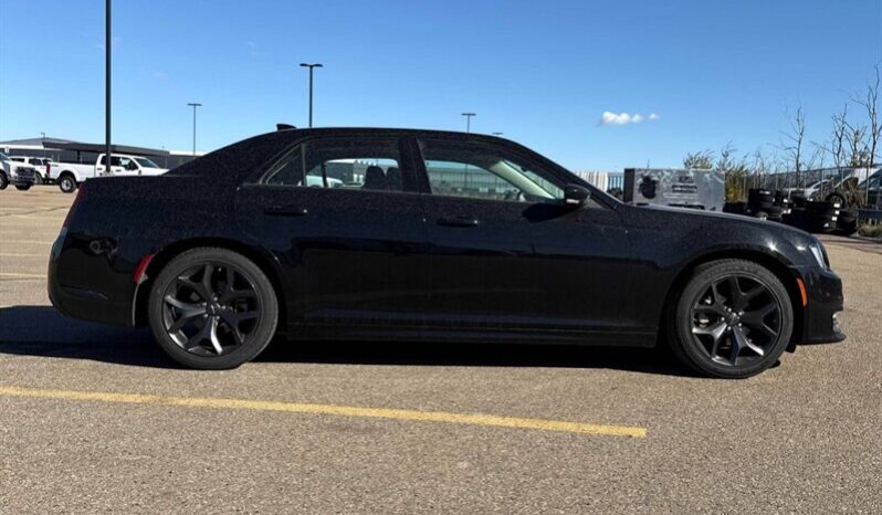 
								2023 Chrysler 300 Series Touring L full									