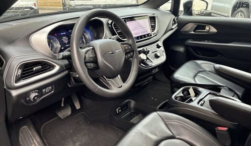 
								2023 Chrysler Pacifica Touring L Sunroof S package full									