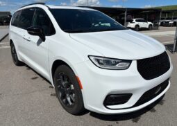 
										2024 Chrysler Pacifica Touring L Sunroof S package full									
