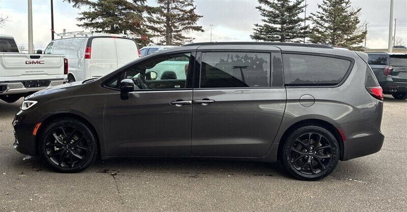 
								2023 Chrysler Pacifica Touring L Sunroof S package full									