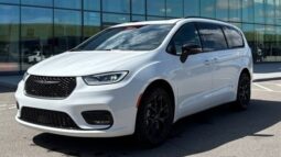 2024 Chrysler Pacifica Touring L Sunroof S package