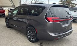 
										2023 Chrysler Pacifica Touring L Sunroof S package full									