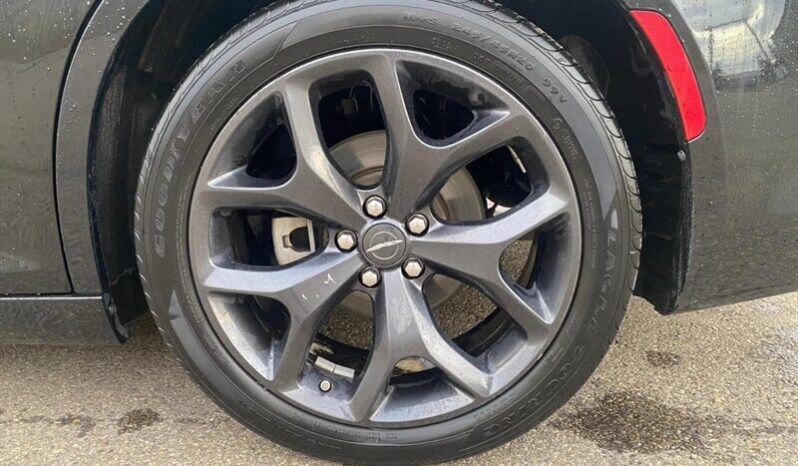 
								2023 Chrysler 300 Series Touring L full									