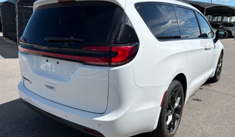 
								2024 Chrysler Pacifica Touring L Sunroof S package full									