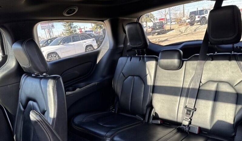 
								2023 Chrysler Pacifica Touring L Sunroof S package full									