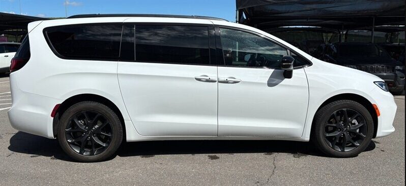 
								2024 Chrysler Pacifica Touring L Sunroof S package full									