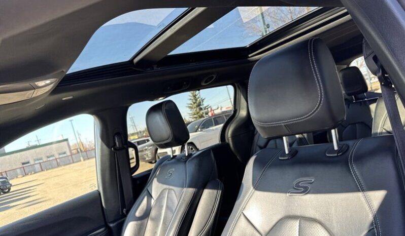 
								2023 Chrysler Pacifica Touring L Sunroof S package full									