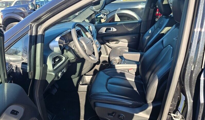 
								2023 Chrysler Pacifica Touring L Sunroof S package full									