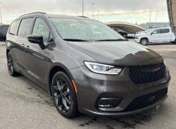 
										2023 Chrysler Pacifica Touring L Sunroof S package full									