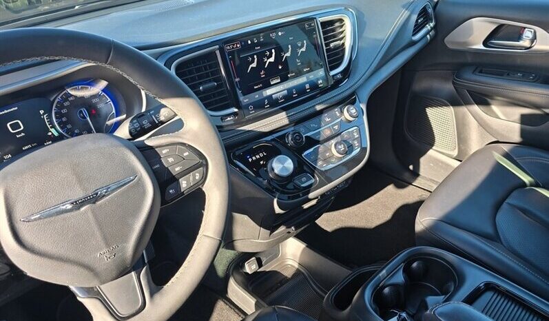 
								2023 Chrysler Pacifica Touring L Sunroof S package full									