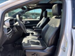 
										2024 Chrysler Pacifica Touring L Sunroof S package full									