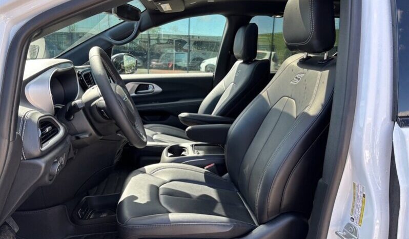 
								2024 Chrysler Pacifica Touring L Sunroof S package full									
