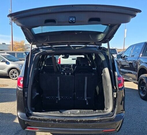 
								2023 Chrysler Pacifica Touring L Sunroof S package full									
