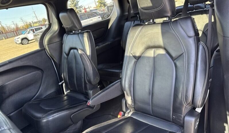 
								2023 Chrysler Pacifica Touring L Sunroof S package full									