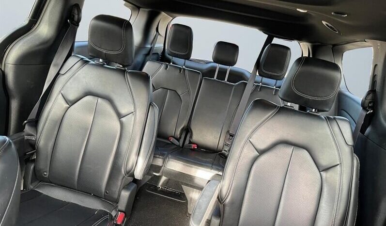 
								2023 Chrysler Pacifica Touring L Sunroof S package full									