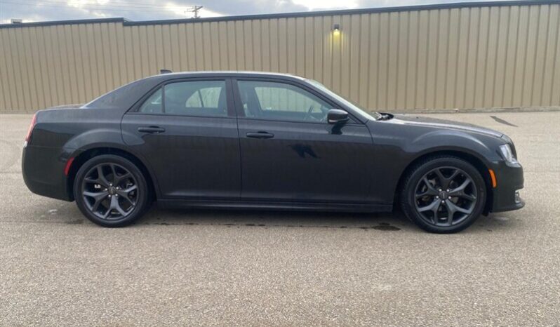 
								2023 Chrysler 300 Series Touring L full									