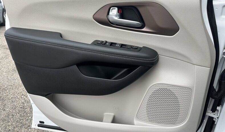 
								2024 Chrysler Grand Caravan SXT full									