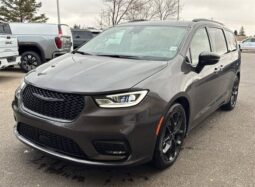 2023 Chrysler Pacifica Touring L Sunroof S package
