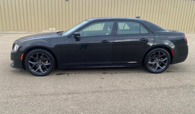 
								2023 Chrysler 300 Series Touring L full									