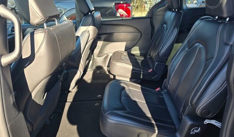 
								2023 Chrysler Pacifica Touring L Sunroof S package full									