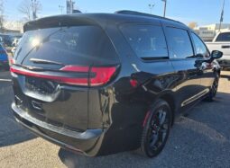
										2023 Chrysler Pacifica Touring L Sunroof S package full									