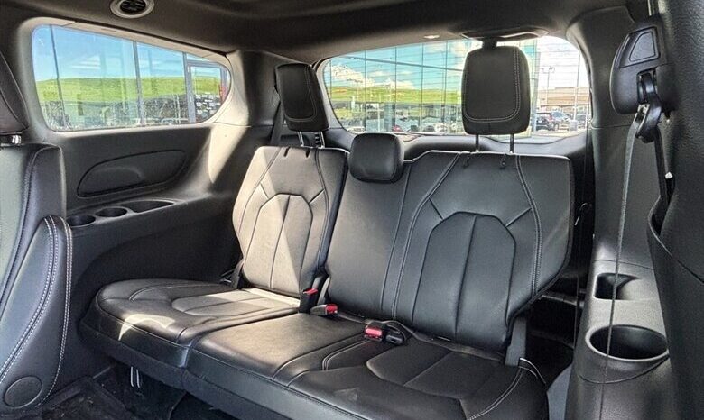 
								2023 Chrysler Pacifica Touring L Sunroof S package full									