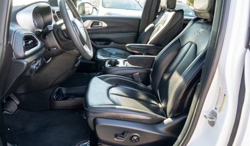 
								2023 Chrysler Pacifica Touring L Sunroof S package full									