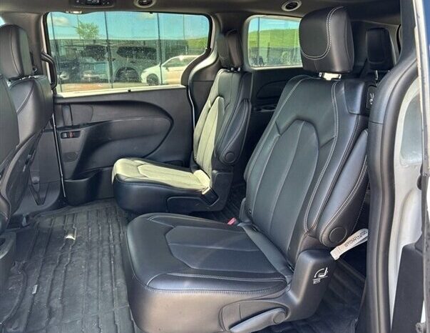 
								2024 Chrysler Pacifica Touring L Sunroof S package full									