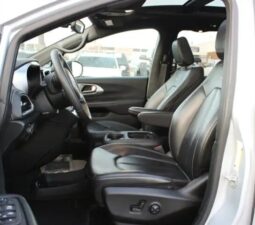 
										2024 Chrysler Pacifica Touring L Sunroof S package full									