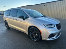 
										2024 Chrysler Pacifica Touring L Sunroof S package full									