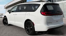 
										2023 Chrysler Pacifica Touring L Sunroof S package full									