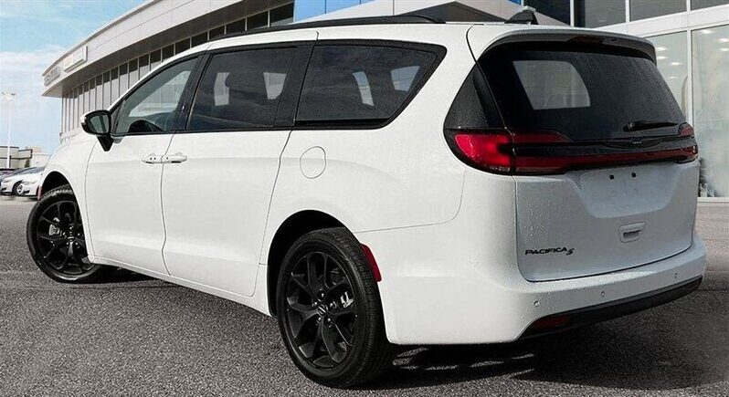 
								2023 Chrysler Pacifica Touring L Sunroof S package full									