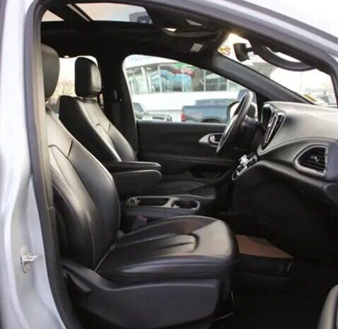 
								2024 Chrysler Pacifica Touring L Sunroof S package full									