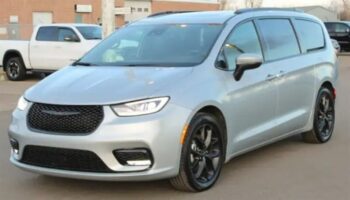 2024 Chrysler Pacifica Touring L Sunroof S package