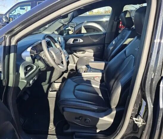 
								2024 Chrysler Pacifica Touring L Sunroof S package full									