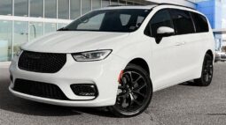 2023 Chrysler Pacifica Touring L Sunroof S package