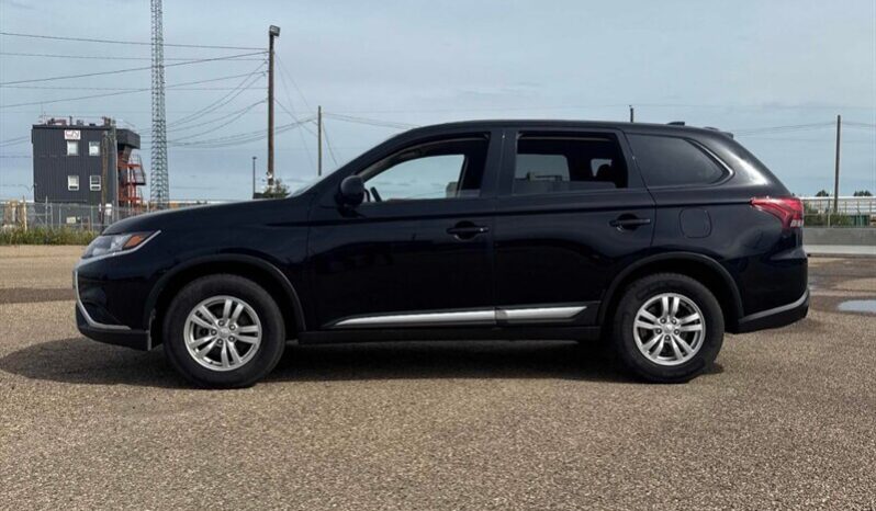 
								2020 Mitsubishi Outlander ES full									