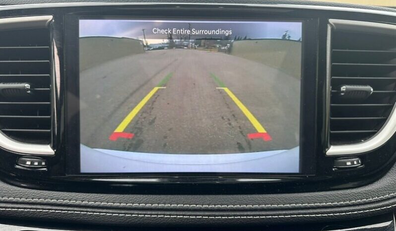 
								2024 Chrysler Pacifica Touring L Sunroof S package full									