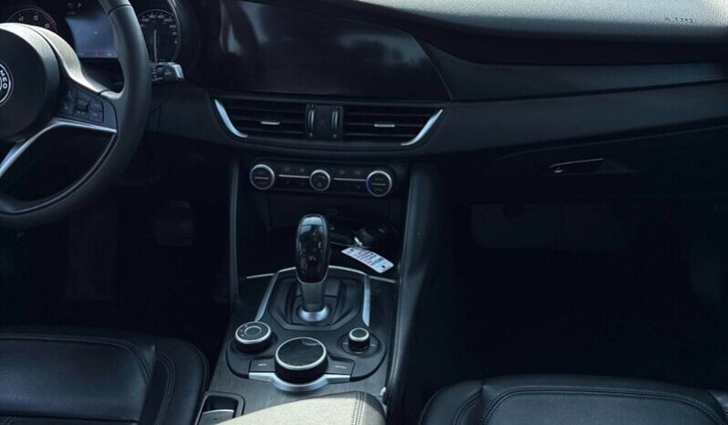 
								2017 Alfa Romeo Giulia full									