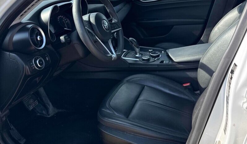 
								2017 Alfa Romeo Giulia full									