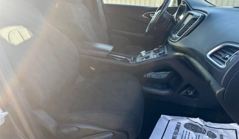 
								2016 Chrysler 200 Limited Sunroof Nav full									