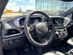 
										2024 Chrysler Pacifica Touring L Sunroof S package full									