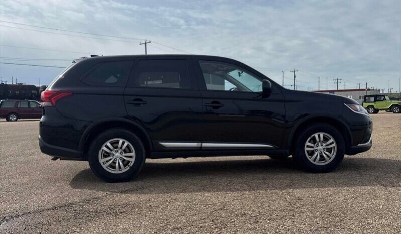 
								2020 Mitsubishi Outlander ES full									