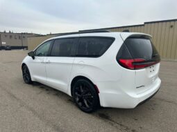 
										2024 Chrysler Pacifica Touring L Sunroof S package full									