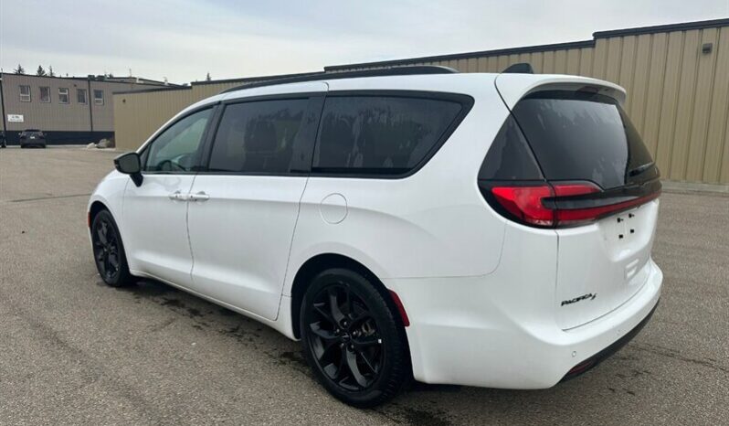 
								2024 Chrysler Pacifica Touring L Sunroof S package full									