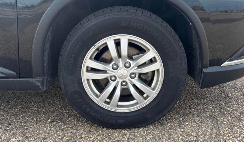 
								2020 Mitsubishi Outlander ES full									