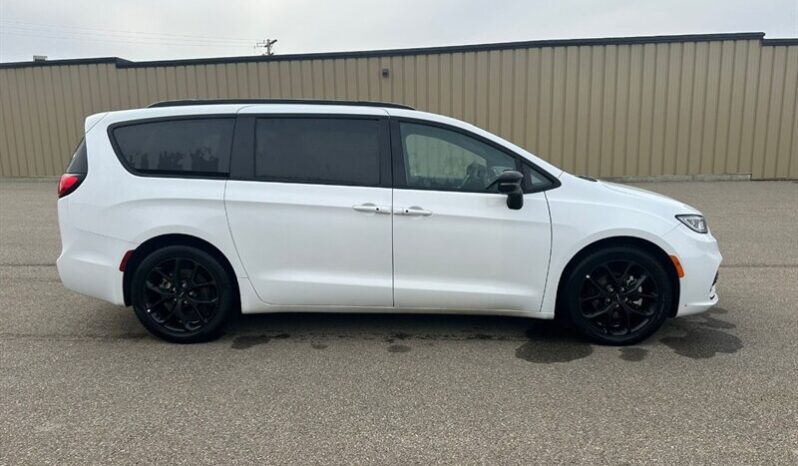 
								2024 Chrysler Pacifica Touring L Sunroof S package full									