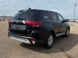 
										2020 Mitsubishi Outlander ES full									