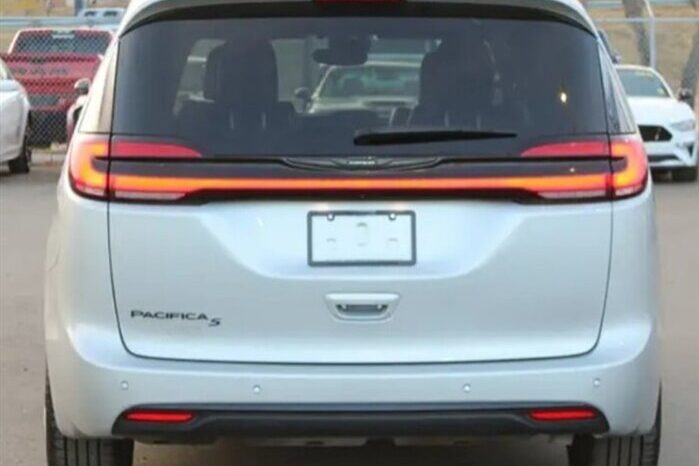 
								2024 Chrysler Pacifica Touring L Sunroof S package full									