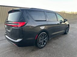 
										2024 Chrysler Pacifica Touring L Sunroof S package full									